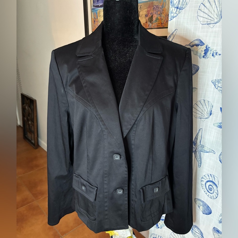 Blazer Apostrophe Stretch 2 buttons and 2 pockets. Lined completely also sleeves